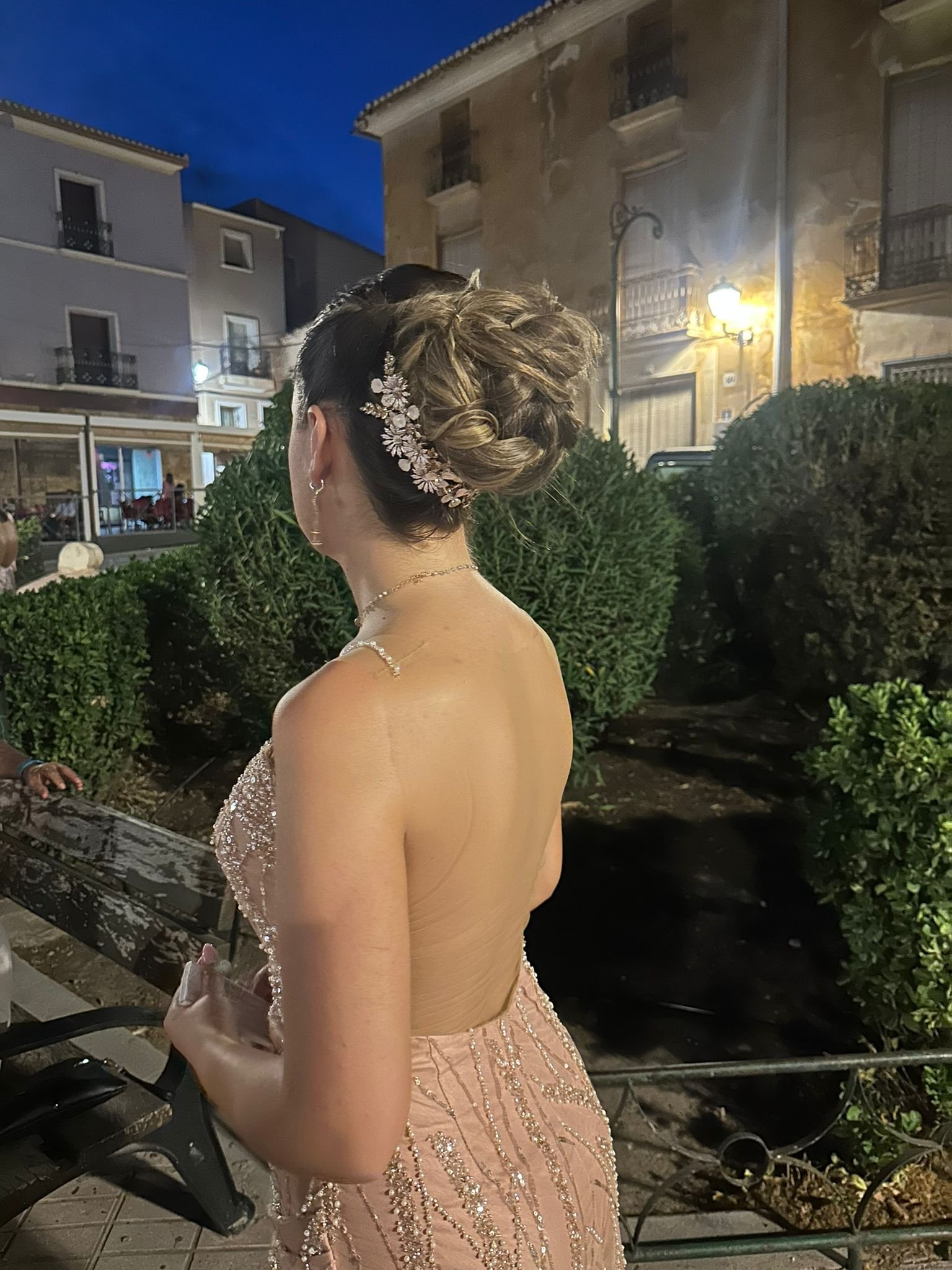 Corte de cabello profesional en peluquería moderna