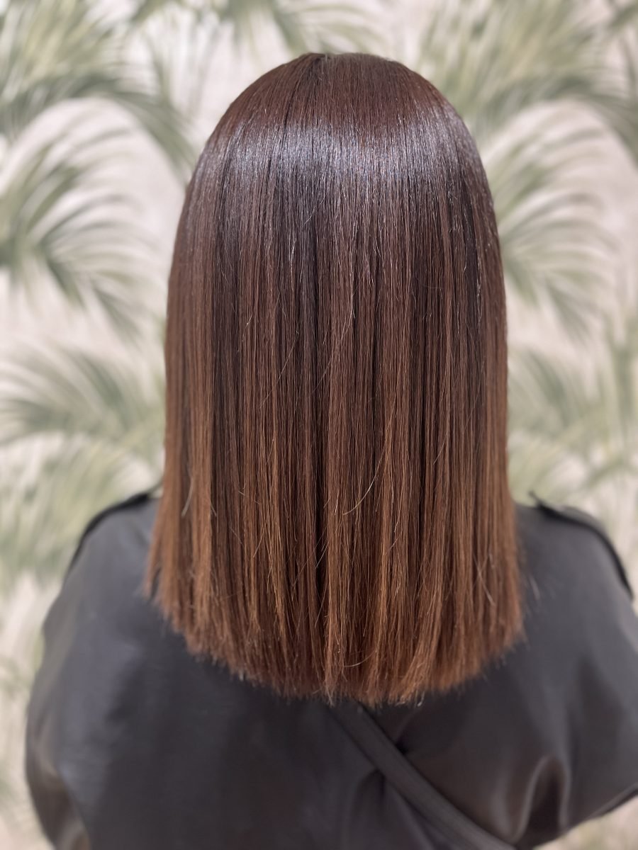 Tratamiento capilar hidratante en salón de belleza